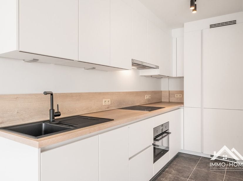 Dit prachtige appartement is gelegen vlakbij het casino en strand van het kleinschalig complex. Je stapt uit de lift (of via de trap) direct in uw eig