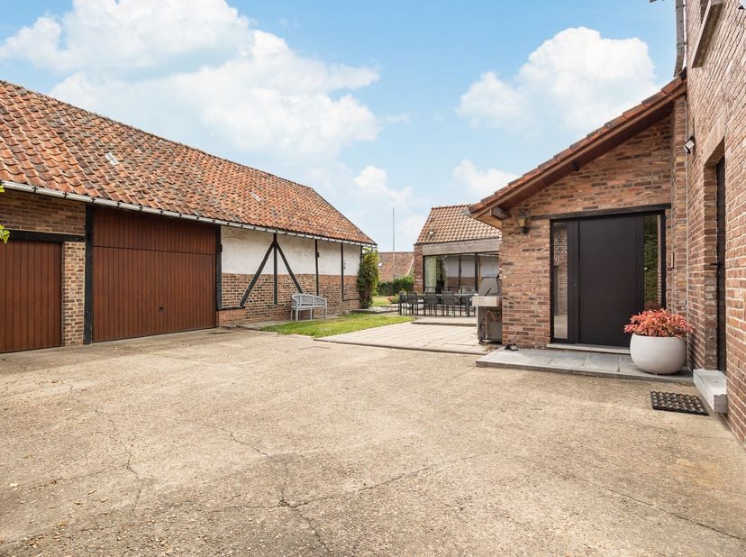 <br />
LUXUEUZE EN RUIME VIERKANTSHOEVE (242M2) MET STALLINGEN (180M2) IN EEN DOODLOPENDE STRAAT, OP EEN PRACHTIG PERCEEL VAN 43A 65CA<br />
In de cha