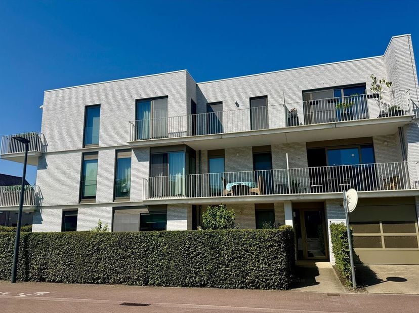 Prachtig appartement met 2 slaapkamers, terras en autostaanplaats op een toplocatie in Lier!<br />
Ligging<br />
Dit instapklare appartement is rustig