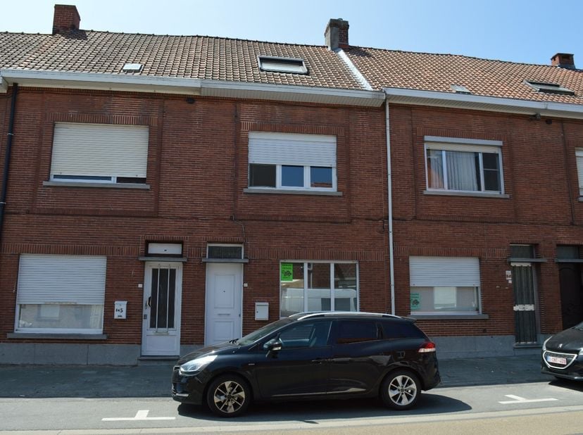 Instapklare woning die heel wat ruimte biedt en bovendien een vlotte bereikbaarheid heeft en dichtbij winkels, bakker, slager,... ligt. <br />
<br />