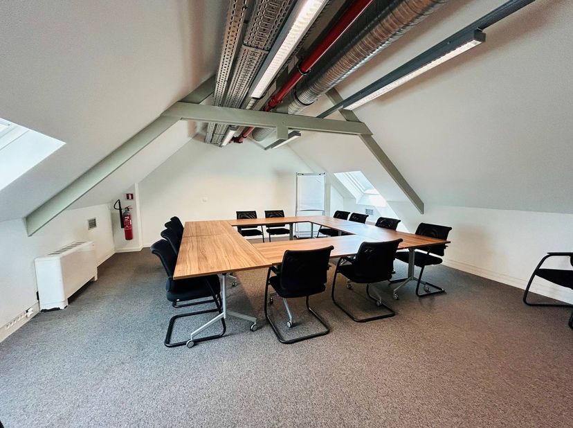 Ces bureaux spacieux à louer dans le parc d'affaires Axxes à Merelbeke bénéficient d'un excellent emplacement à proximité des autoroutes R4 et E40. Ce