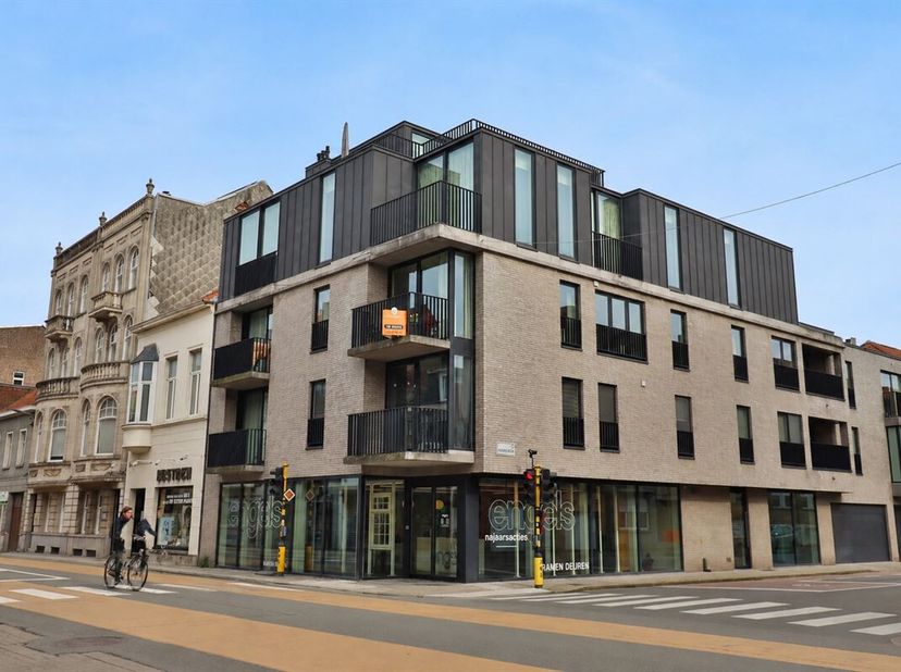 SCHITTEREND HOEKAPPARTEMENT NABIJ HET CENTRUM<br />
Dit schitterend appartement geniet van een topligging nabij het centrum met tal van winkels op wan