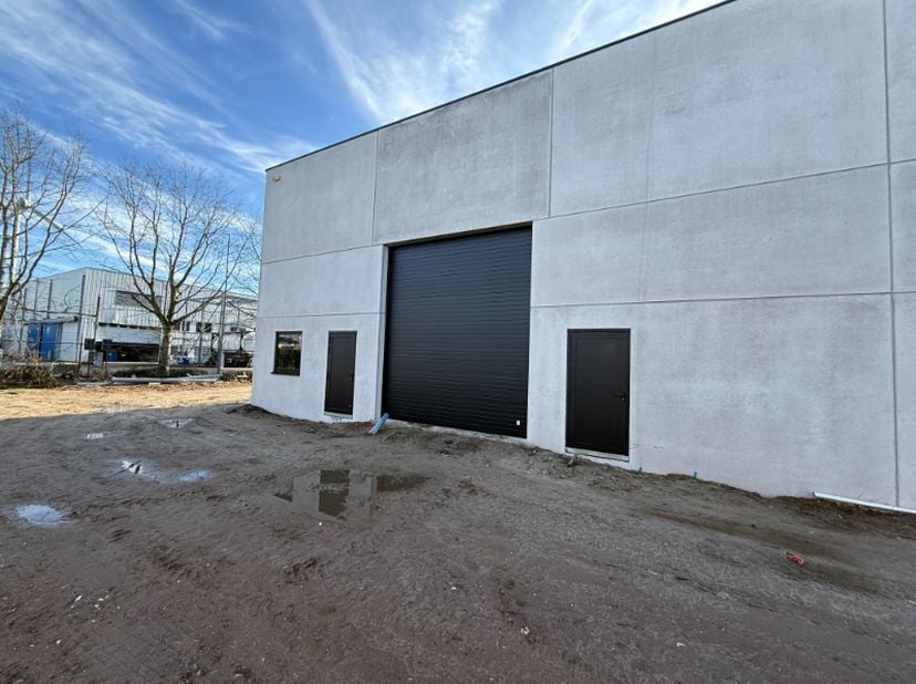 Op een strategische en vlot bereikbare locatie in Evergem bevindt zich deze nieuwbouw KMO-unit met een oppervlakte van 406 m².<br />
De unit is ideaal
