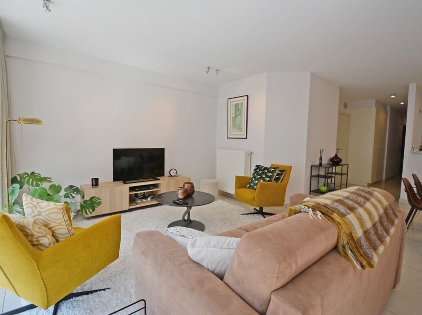 Op zoek naar comfortabel wonen vlak bij het strand? Dit ruime appartement, gelegen op wandelafstand van de zeedijk en het strand, biedt alles wat u no