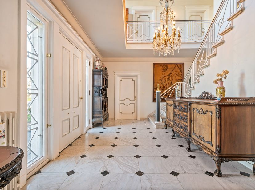 Op een topligging aan de Gerhagenstraat bevindt zich deze karaktervolle en oerdegelijke woning op een riant perceel van 2.416 m²  Deze locatie, dichtb
