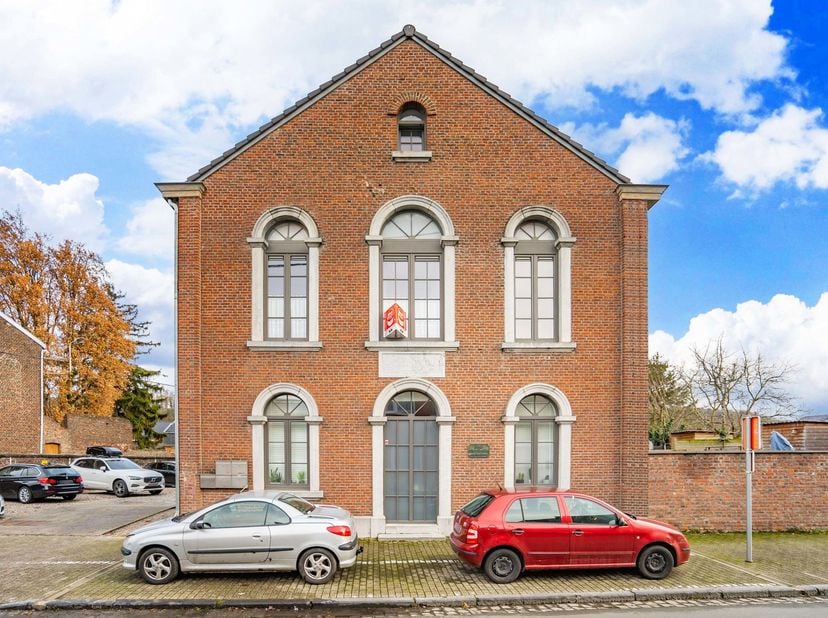 Situé à proximité des commodités (autoroute, librairie, boulangerie...), bel appartement duplex récent avec 2 chambres et un emplacement de parking.<b