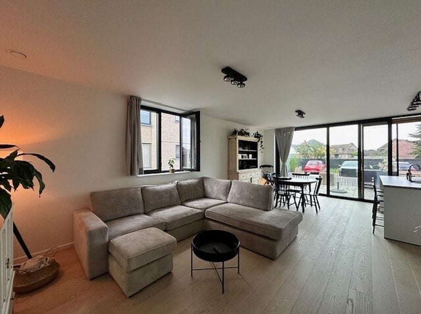 Dit nieuwbouw appartement is gelegen op het gelijkvloers van een kleinschalige residentie van 4 eenheden op een prachtige locatie op het dorpsplein va