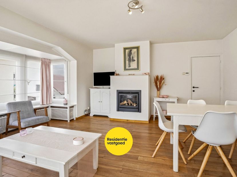 Centraal gelegen tussen Oostduinkerke-Dorp en Oostduinkerke-Bad vindt u dit ruim en verzorgd 3-slaapkamerappartement, op wandelafstand van het strand