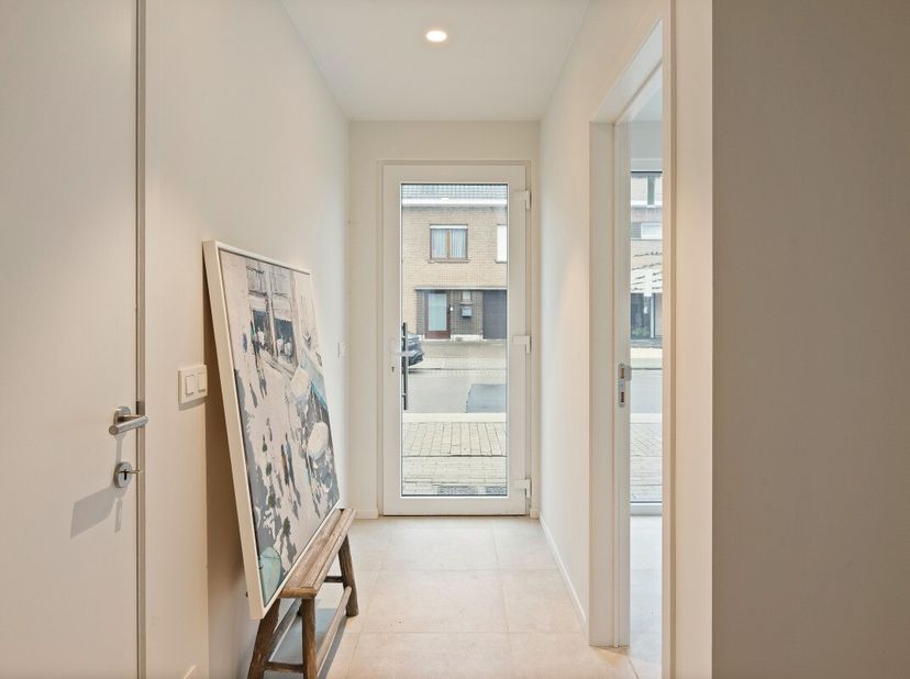 Te koop: moderne gesloten bebouwing in Ooigem, centraal gelegen nabij belangrijke invalswegen. Deze nieuwbouwwoning uit 2025 combineert hedendaags woo