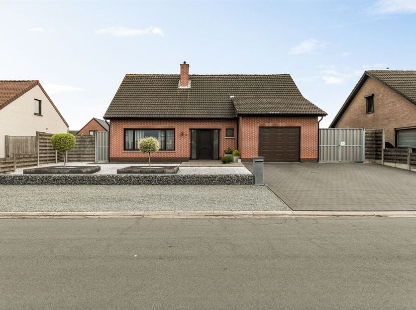 Maison spacieuse sur un terrain d'environ 788 m²<br />
Aménagement :<br />
Rez-de-chaussée :<br />
Hall d'entrée avec toilettes invités, espace de vie