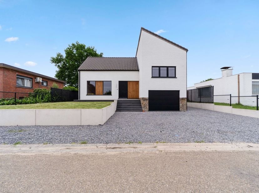 Te koop in Alken – gerenoveerde woning met ruimte voor eigen afwerking<br />
<br />
Op zoek naar een woning met potentieel, waar je nog volledig je ei