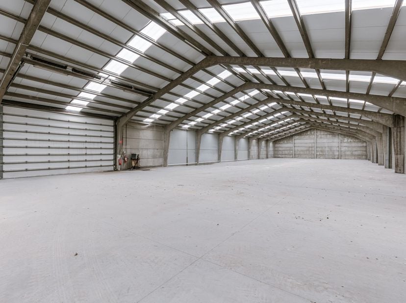 Op het bedrijventerrein Ieperleekanaal, een van de grootste industriezones van West-Vlaanderen, staat een bedrijfssite van 14.768 m² te koop met een b