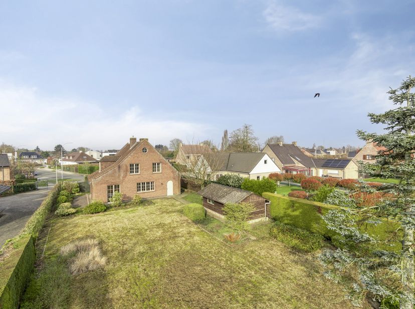 Zeer ruime villa gelegen in een residentiële rustige buurt en vlakbij alle verbindingswegen. Bestaande uit hal met apart toilet en vestiaire, gezellig