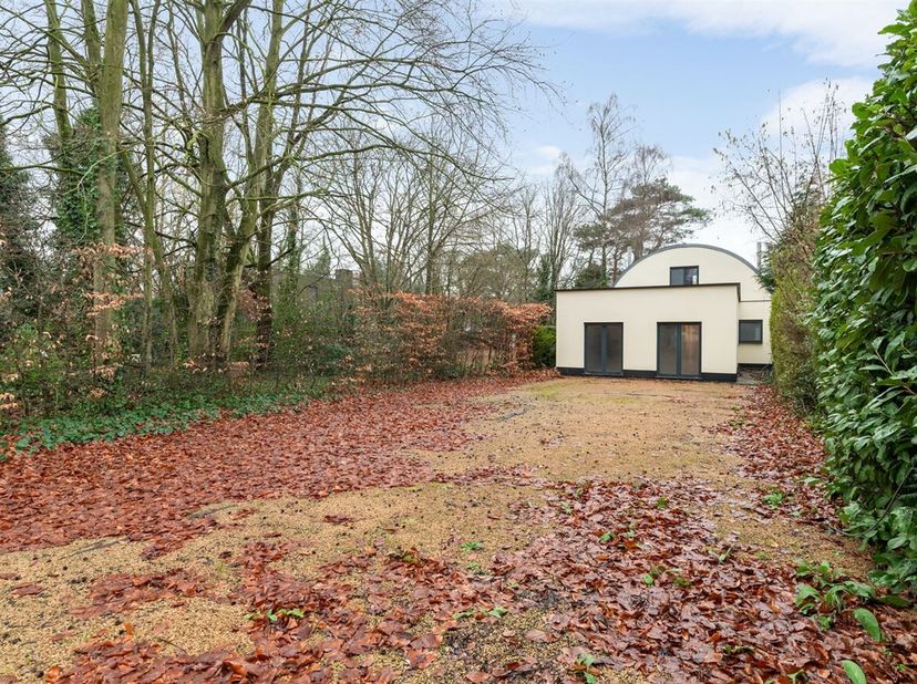 Deze op te frissen villa is gelegen op een perceel van bijna 1000 m² in een rustige en groene omgeving en biedt bovendien de perfecte mix van comfort