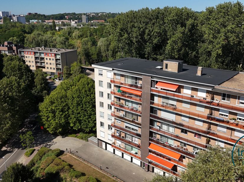 Op de zevende en hoogste verdieping van een verzorgd appartementsgebouw aan de Kesseldallaan in Kessel-Lo bevindt zich dit aangename appartement met 2