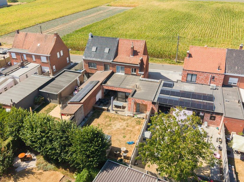 Deze gezinswoning werd in 2023 grondig gerenoveerd, waarbij o.a. een nieuwe aanbouw werd gerealiseerd. Met een bewoonbare oppervlakte van maar liefst