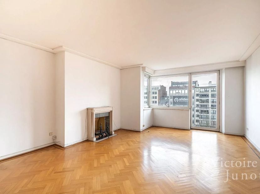 Victoire-Junot biedt u exclusief dit appartement van 128 m² (volgens PEB), ideaal gelegen op enkele stappen van Montgomery, dicht bij het openbaar ver