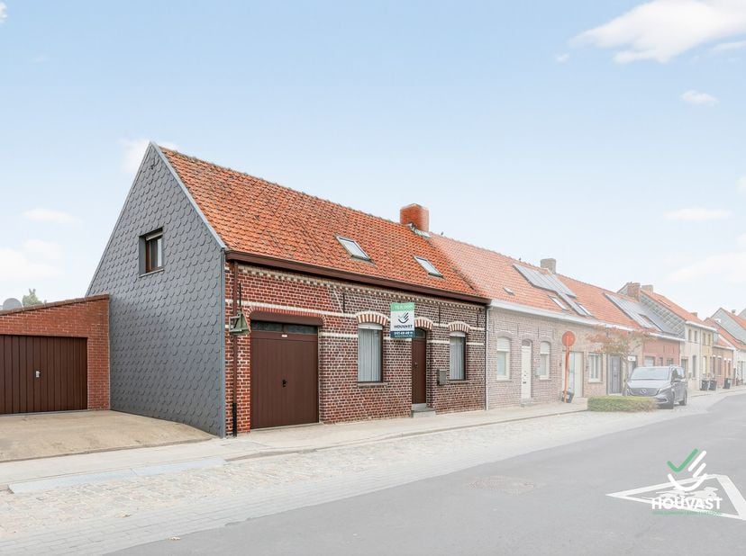 Te koop – te renoveren halfopen bebouwing met veel potentieel in hartje Boezinge.<br />
<br />
Deze halfopen bebouwing is te vinden in de Boezingestra