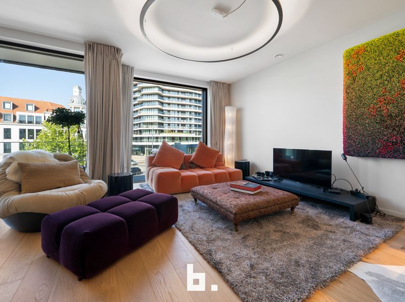 Dit uniek 2 slaapkamer appartement gelegen op enkele stappen van de nieuwe golf te Knokke bieden wij u te koop aan. Het appartement beschikt over een