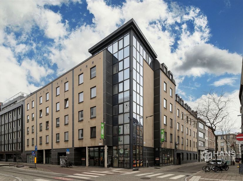 Op zoek naar een perfect gelegen studentenkamer voor eigen gebruik of een zorgeloze investering? Deze studentenkamer van ca. 25 m², gelegen aan Kipdor