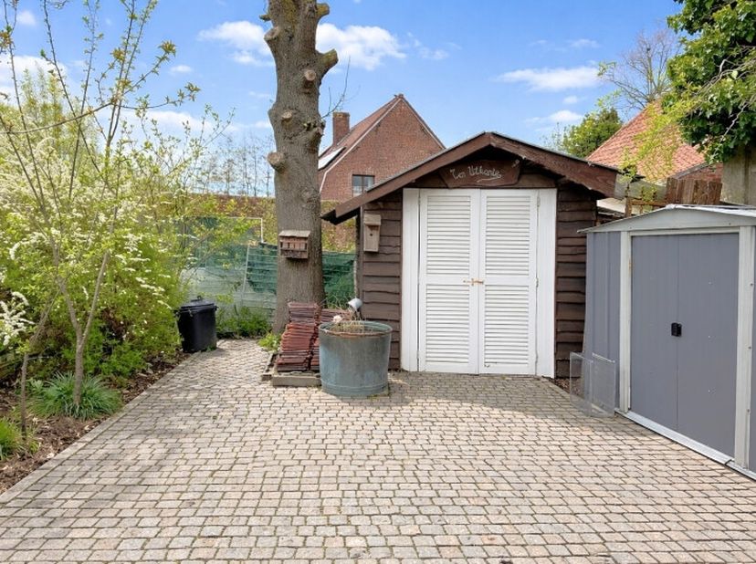 Deze halfopen woning verwelkomt u via een inkomhal en biedt een ruime, lichtrijke living met aansluitend een keuken. Verder beschikt de woning over ee