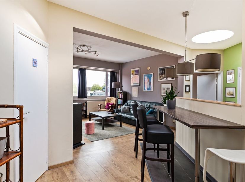 Goed onderhouden appartement met 2 slaapkamers<br />
Locatie:<br />
Het appartement is gunstig gelegen nabij winkels, scholen en sportfaciliteiten. He