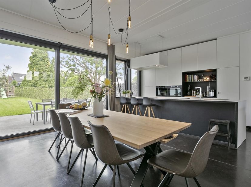 Prachtige moderne woning voor in "loft-stijl" ideaal gelegen in Moorsel/Tervuren, gelegen op wandelafstand van het openbaar vervoer, een basisschool e