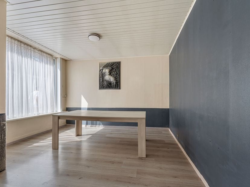 Deze op te frissen woning met zijdelingse berging/garage en tuin met tuinberging is gelegen in de dorpskern van Vleteren.<br />
We betreden de woning