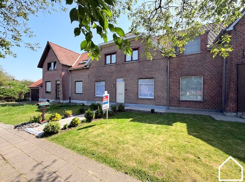 Welkom in de Orchideeënlaan 7 te Ieper<br />
<br />
Ligging:<br />
<br />
Deze verrassend ruime woning combineert comfortabel wonen met praktische ext