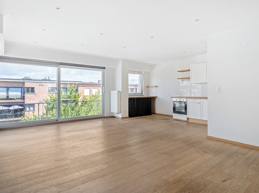 Dit ruime, instapklaar appartement is gelegen op de 2de verdieping van een klein appartementsblokje in een rustige, residentiële wijk op een boogscheu