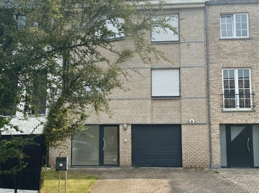 Op zoek naar een ruime gezinswoning op een rustige ligging, en toch vlak bij alle voorzieningen? Dan is deze aangename woning in een doodlopende straa
