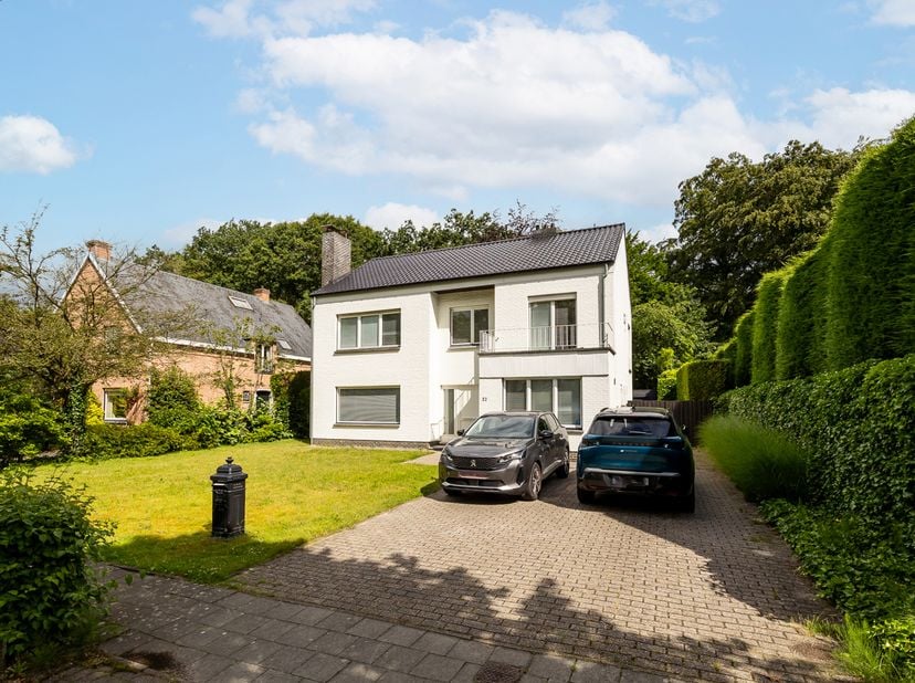 Mooi onderhouden villa op prachtig perceel in Vriesdonk te Brasschaat<br />
LOCATIE<br />
Deze woning is gelegen in de gegeerde woonwijk Vriesdonk, ee
