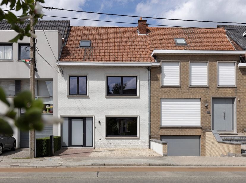 In de www.kuurnsesteenweg99.be (url kopiëren en plakken indien doorklikken niet lukt) in Kortrijk stellen we jou graag deze instapklare woning voor.&amp;n
