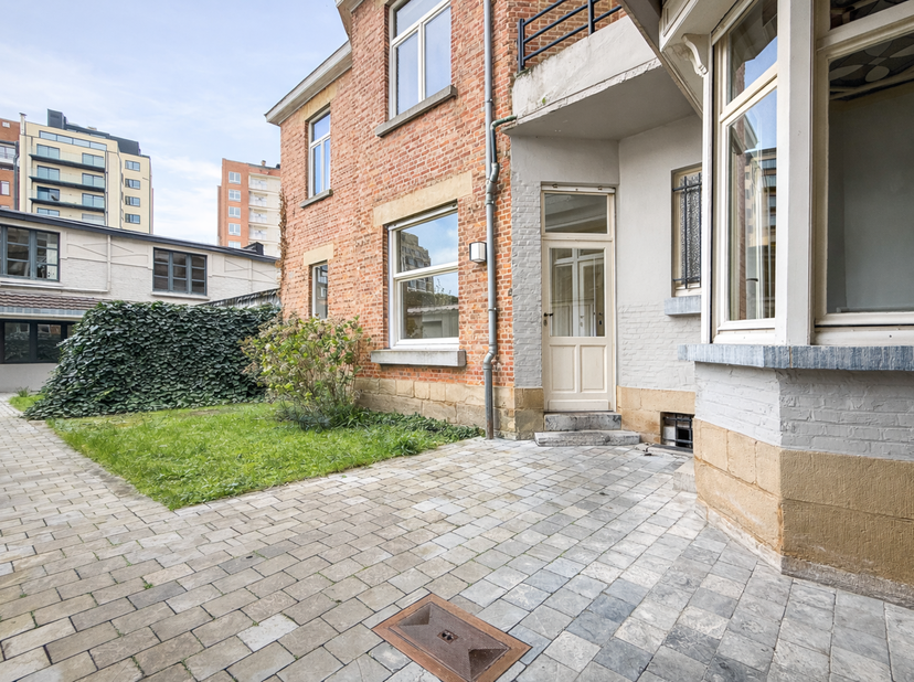 ELSENE – In de gegeerde Kasteleinwijk, vlakbij de Louizalaan, het Tenboschpark, winkels, restaurants en kunstgalerijen, bevindt zich dit lichtrijke AP