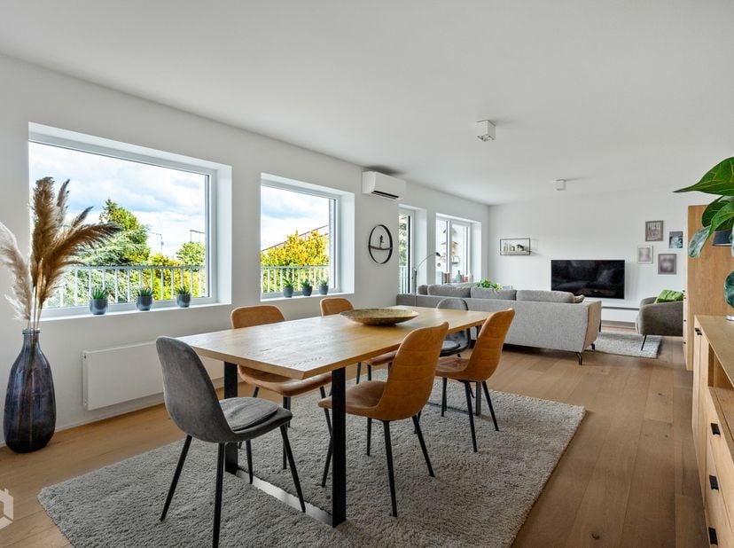 Op een toplocatie in Mechelen bevindt zich deze recent gerenoveerde penthouse met twee slaapkamers, een royaal dakterras en een ruime garagebox met on