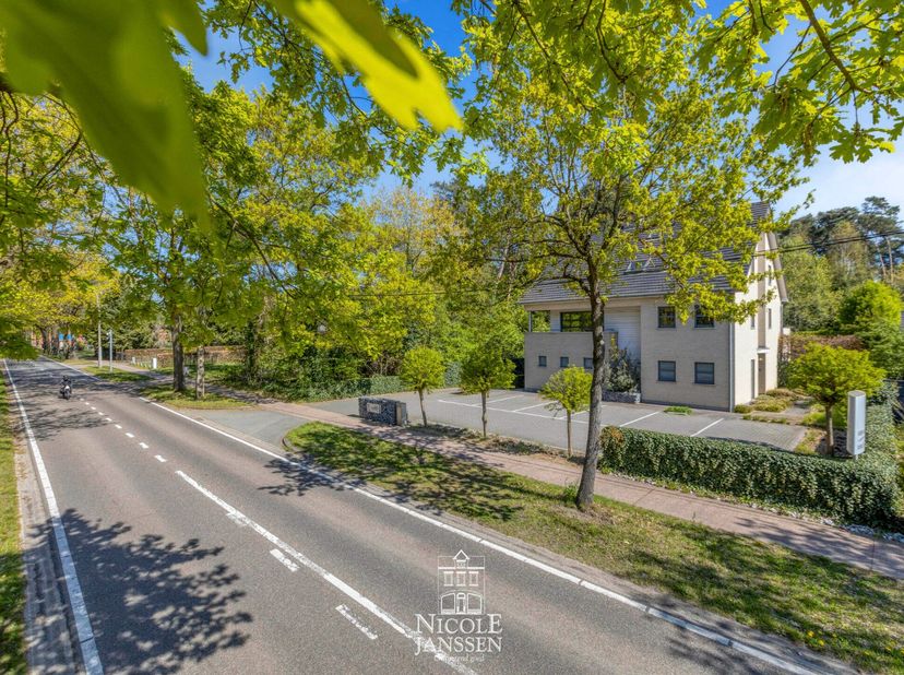 Deze woning werd gebouwd met degelijke materialen en afgewerkt met oog voor detail. Je geniet hier van een kwalitatieve afwerking en een doordachte in