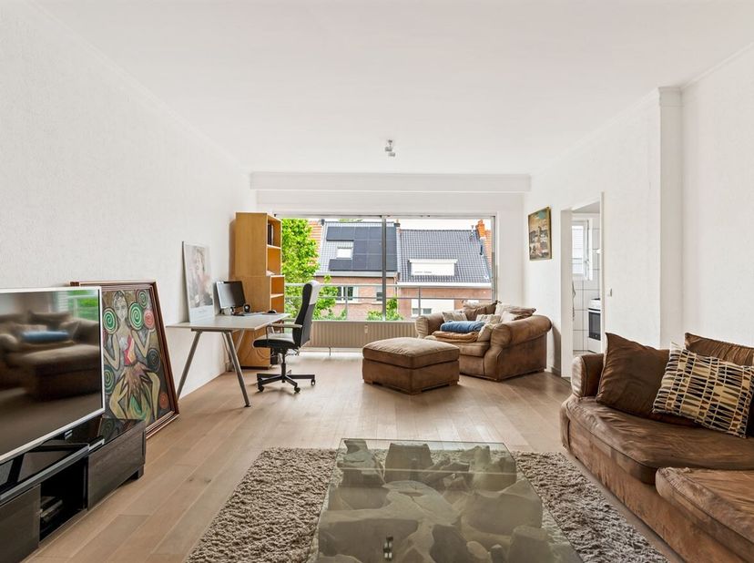 Instapklaar appartement met twee slaapkamers en garage<br />
Ligging<br />
Geestenspoor 107 ligt in Ekeren, een rustige en groene woonwijk in het noor