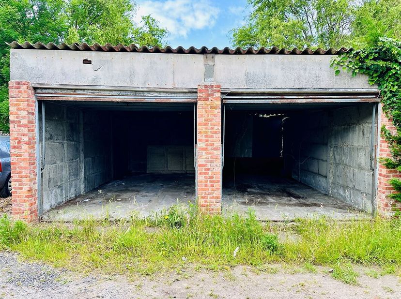 Te koop: 2 garages en een extra deel grond te Dendermonde<br />
Ontdek deze functionele en goed bereikbare garages te Dendermonde, ideaal voor verhuur