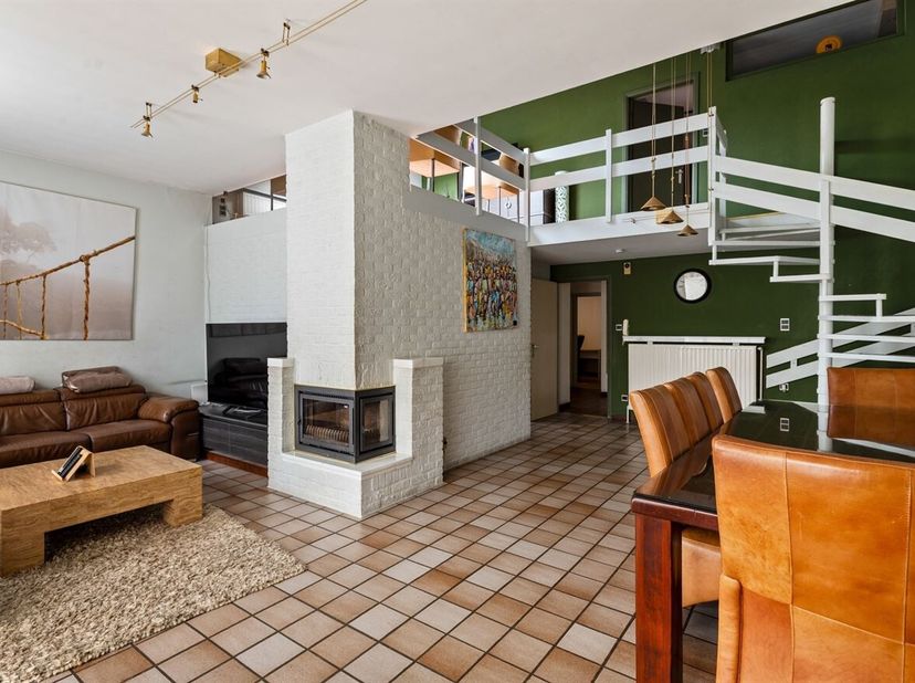In een rustige en doodlopende straat vinden we deze halfopen bebouwing met een gebruiksoppervlakte van 250 m².<br />
Bij het betreden van de woning ko