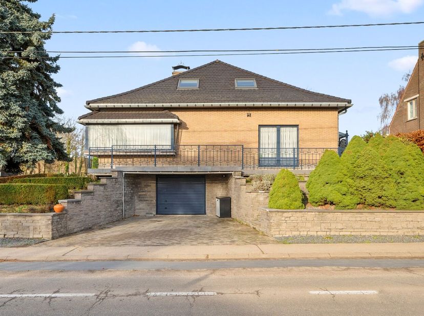 Deze open bebouwing, instapklaar gemaakt in 2019, is een bijzonder praktische woning, gelegen in de Wijngaardestraat 1 te Tienen. Op het gelijkvloers