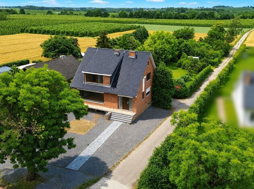 Villa met potentieel (te renoveren) in Wellen!<br />
<br />
Bent u op zoek naar een woning die u volledig naar uw eigen smaak kunt inrichten? Dan bi
