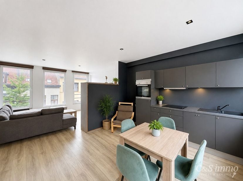 Mooi appartement op de tweede verdieping met een riant terras. Inkomhal, lichtrijke leefruimte (ca 37m²) met een open geïnstalleerde keuken. De modern