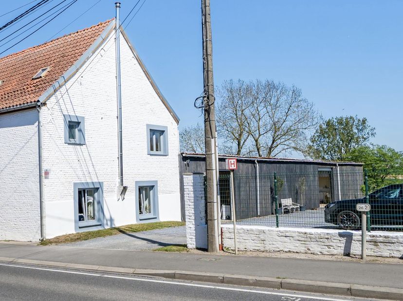 IMMEUBLE MIXTE: MAISON ± 300 m² + 2 ENTREPÔTS + 10 PARKINGS<br />
Vivre, travailler et stocker au même endroit : une opportunité rare à Sart-Dames-Ave