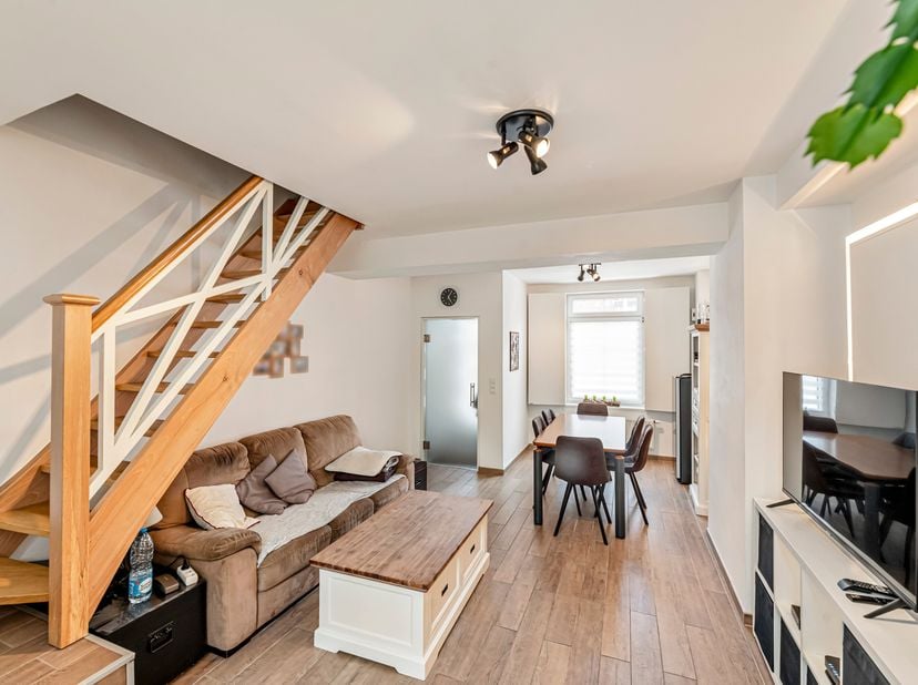 Maison prête à emménager à Comines à la recherche de nouveaux propriétaires !<br />
Dès lentrée, vous découvrez un hall qui mène vers un séjour lumine