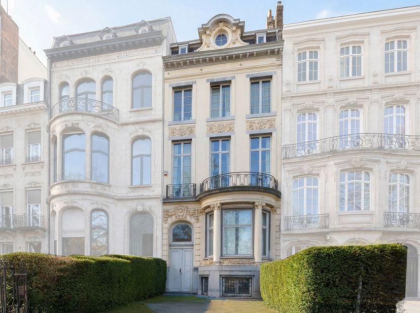 Maxime Real Estate biedt u deze prachtige herenwoning aan, gebouwd in 1912 door architect Robert Wasseige.<br />
De woning is ideaal gelegen in de onm
