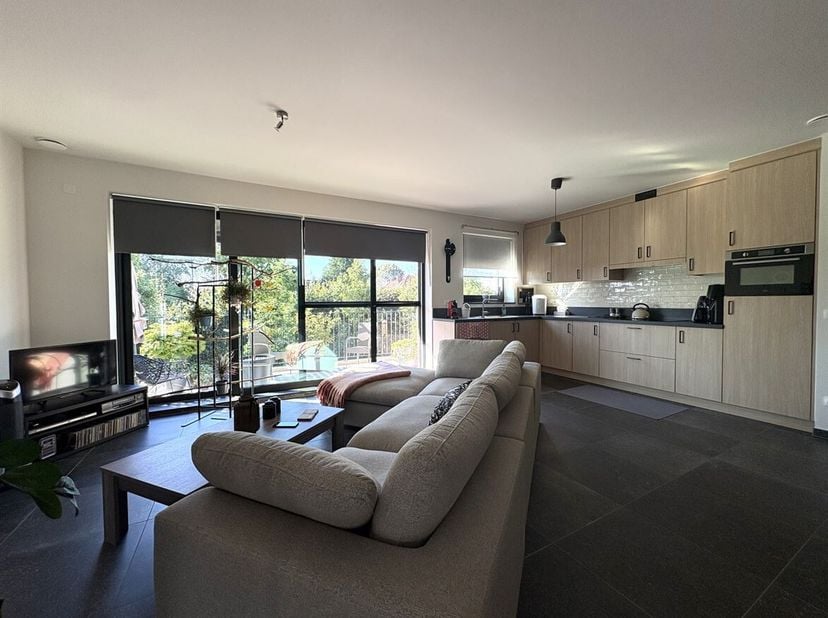 Recent appartement met twee slaapkamers en ruim terras<br />
Ligging: Gunstig gelegen en vlot bereikbaar met goede ontsluiting naar de E34 en omliggen
