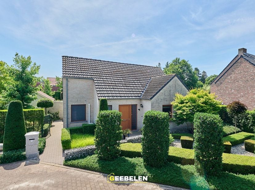 Instapklare woning met 3 slaapkamers en een prachtige tuin gelegen op het Millenniumplein.<br />
Buiten stapt u in een oase van groen. De prachtige, v