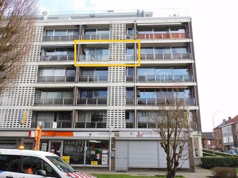 Dit comfortabel appartement is gelegen in de Abelenstraat nummer 7 bus 8, vlakbij zowel het centrum van Hasselt als de autosnelwegen. Het appartement