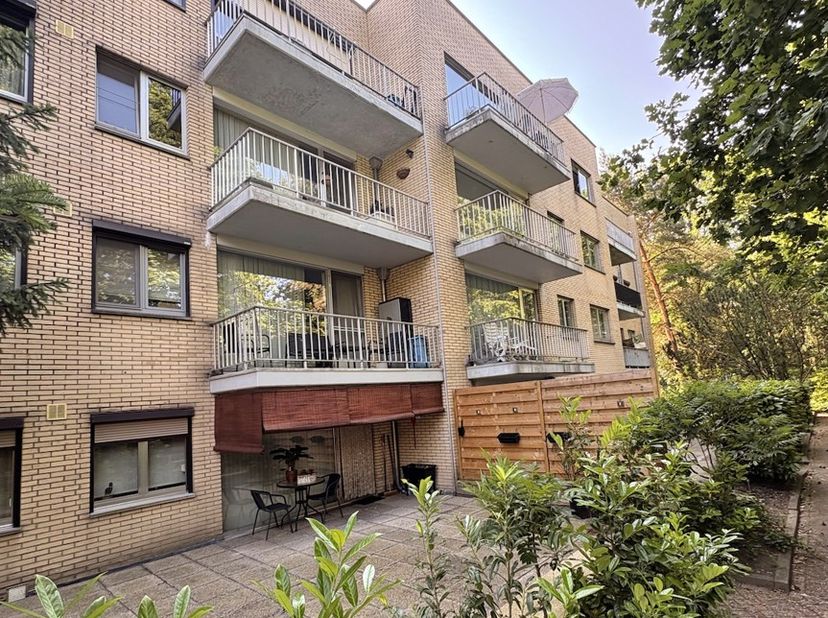 Bent u op zoek naar een ruim appartement op een rustige, maar toch centrale ligging? Dan is dit appartement gelegen aan de Herdersstraat in Maasmechel