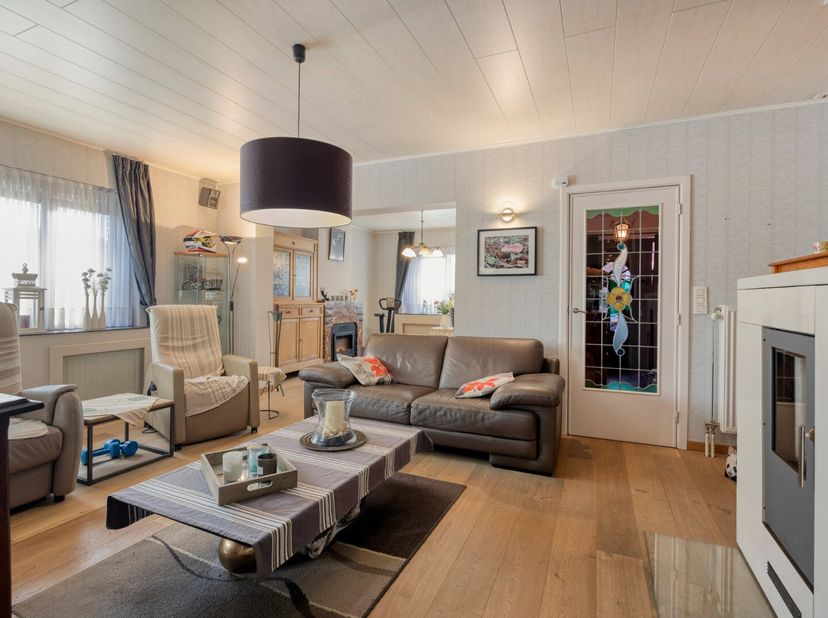 Deze woning is rustig en centraal gelegen in Mol-Millegem en biedt een vlotte verbinding met het centrum, omliggende gehuchten en gemeenten, evenals m